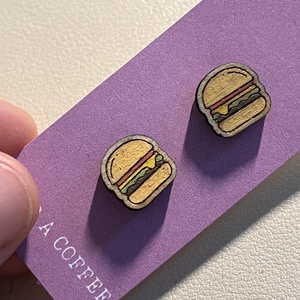 Hamburger - fából készült bedugós fülbevaló, Ékszer, Fülbevaló, Pötty fülbevaló, Famegmunkálás, MESKA