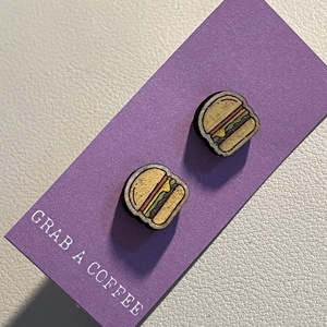 Hamburger - fából készült bedugós fülbevaló - ékszer - fülbevaló - pötty fülbevaló - Meska.hu