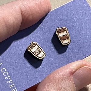 Apró fa bedugós kávéspohár fülbevaló � kávérajongóknak kötelező darab, Ékszer, Fülbevaló, Pötty fülbevaló, Famegmunkálás, MESKA