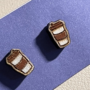 Apró fa bedugós kávéspohár fülbevaló � kávérajongóknak kötelező darab - ékszer - fülbevaló - pötty fülbevaló - Meska.hu