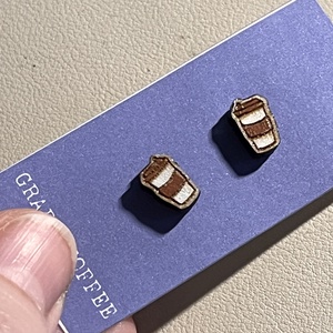 Apró fa bedugós kávéspohár fülbevaló � kávérajongóknak kötelező darab - ékszer - fülbevaló - pötty fülbevaló - Meska.hu