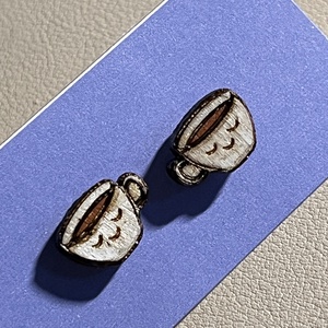 Apró fa bedugós mosolygó kávéscsésze fülbevaló � vidám, barátságos kiegészítő, Ékszer, Fülbevaló, Pötty fülbevaló, Famegmunkálás, MESKA