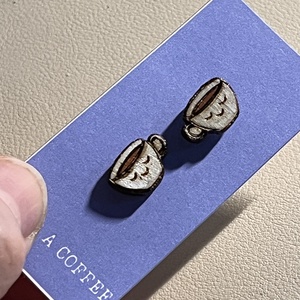 Apró fa bedugós mosolygó kávéscsésze fülbevaló � vidám, barátságos kiegészítő - ékszer - fülbevaló - pötty fülbevaló - Meska.hu