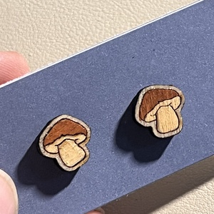 Apró fa bedugós gomba fülbevaló � mesés erdei hangulat - ékszer - fülbevaló - pötty fülbevaló - Meska.hu