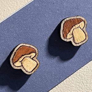 Apró fa bedugós gomba fülbevaló � mesés erdei hangulat - ékszer - fülbevaló - pötty fülbevaló - Meska.hu