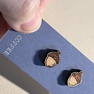 Apró fa bedugós makk fülbevaló � természet ihlette minimalista ékszer, Ékszer, Fülbevaló, Pötty fülbevaló, Famegmunkálás, MESKA