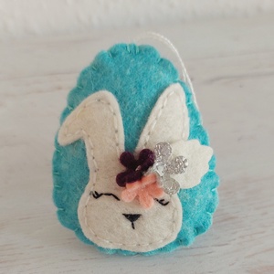 Virágos nyuszi tojás - gyapjúfilcből készült húsvéti dekoráció - ünnepi díszek, dekorációk - húsvéti díszek és dekorációk - húsvéti tojásfadíszek - Meska.hu