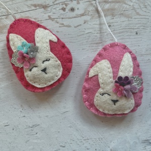 Virágos nyuszi tojás - gyapjúfilcből készült húsvéti dekoráció - ünnepi díszek, dekorációk - húsvéti díszek és dekorációk - húsvéti tojásfadíszek - Meska.hu