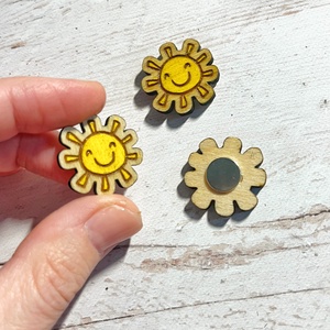 Fa napocska hűtőmágnes - 3db-os szett, Otthon & Életmód, Konyhafelszerelés, tálalás, Konyhai dekoráció, Hűtőmágnes, Famegmunkálás, MESKA