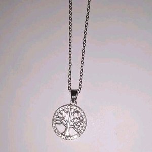 Kristályos Életfa nyaklánc, Ékszer, Nyaklánc, Medálos nyaklánc, Mindenmás, Ékszerkészítés, ÉLETFA NYAKLÁNC HEGYIKRISTÁLLYAL - AJÁNDÉK DOBOZBAN 

Ez az elegáns, ezüst berakásos életfa nyaklán..., MESKA