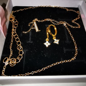 A betűs Cirkónia nyaklánc és fülbevaló - ékszer - ékszerszett - Meska.hu