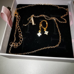 A betűs Cirkónia nyaklánc és fülbevaló - ékszer - ékszerszett - Meska.hu