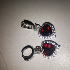 Vörös cirkónia szív fülbevaló - ékszer - fülbevaló - lógó fülbevaló - Meska.hu