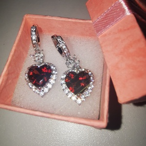 Vörös cirkónia szív fülbevaló - ékszer - fülbevaló - lógó fülbevaló - Meska.hu