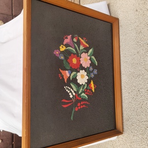 Kézzel hímzett falikép_virágcsokor - otthon & életmód - dekoráció - fali és függő dekoráció - falra akasztható dekor - Meska.hu