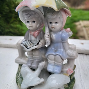 Vintage porcelán mesefigura_kerítésen ücsörgő gyerekek esernyővel, libákkal, Otthon & Életmód, Dekoráció, Dekoratív figurák és szobrok, , MESKA