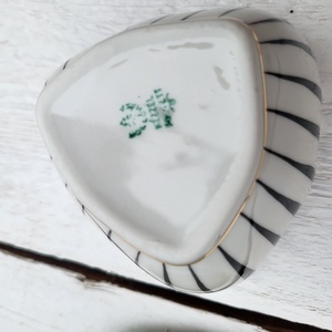 Hollóházi porcelán_art deco stílusú, kézzel festett cukortartó, bonbonier_tervező Koczor Sándor - otthon & életmód - konyhafelszerelés, tálalás - konyhai tárolás - fűszertartó - Meska.hu