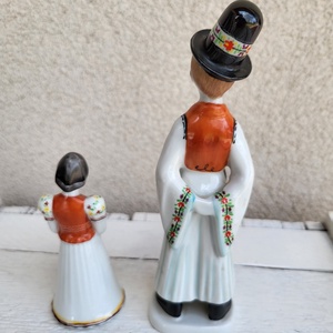 Hollóházi porcelán_kézzel festett, népviseletes fiú-lány páros - otthon & életmód - dekoráció - dekoratív figurák és szobrok - Meska.hu