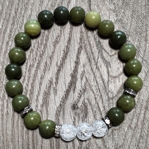 Női Ásványkarkötő - Roppantott hegyikristály + Jáde - ékszer - karkötő - ásványkarkötő - Meska.hu