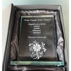 Gravírozott üvegplakett díszdobozban - kellékek & szerszámok - díszíthető tárgyak - üveg - Meska.hu