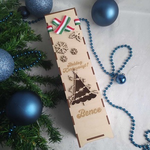 Fa boros doboz karácsonyi díszítéssel, nemzeti színű szalaggal, Otthon & Életmód, Dekoráció, Asztal és polc dekoráció, Díszdoboz, Gravírozás, pirográfia, MESKA