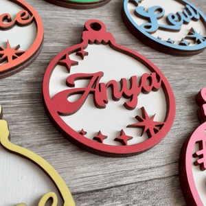 Színes, neves karácsonyfadísz - karácsony - karácsonyi lakásdekoráció - karácsonyfadíszek - Meska.hu