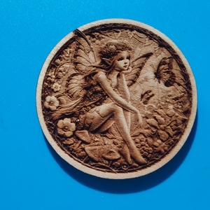 Tündérlány mintás, gravírozott hűtőmágnes. Ajándék, főleg gyermekeknek., Otthon & Életmód, Konyhafelszerelés, tálalás, Konyhai dekoráció, Hűtőmágnes, Gravírozás, pirográfia, MESKA