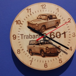 Trabant 601 mintás falióra. Limuzin, kombi óra, egy számlapon. Régi veteránosnak egyedi ajándék valentin napra farsangra, Otthon & Életmód, Dekoráció, Fali és függő dekoráció, Falióra & óra, Gravírozás, pirográfia, MESKA