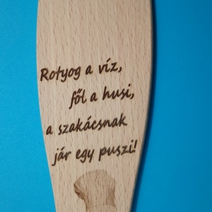 Dísz teflonlapát, háziáldás jellegű szöveggel. Rigmus, húsfordító lapáton. (Ajándék fakanál.) - otthon & életmód - konyhafelszerelés, tálalás - sütés, főzés - fakanál & fakanáltartó - Meska.hu
