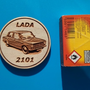 Lada 2101 mintás hűtőmágnes. Ladás gravírozás. (Az autó eredeti szine: kék.) - otthon & életmód - konyhafelszerelés, tálalás - konyhai dekoráció - hűtőmágnes - Meska.hu