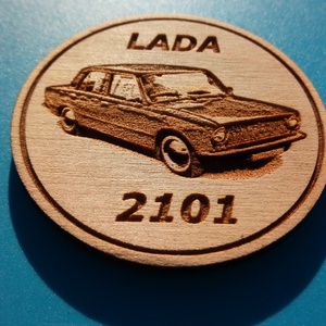 Lada 2101 mintás hűtőmágnes. Ladás gravírozás. (Az autó eredeti szine: kék.) - otthon & életmód - konyhafelszerelés, tálalás - konyhai dekoráció - hűtőmágnes - Meska.hu