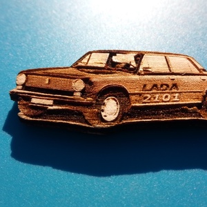 Lada 2101 mintás hűtőmágnes. Ladás gravírozás. (piros, kivágott) - otthon & életmód - konyhafelszerelés, tálalás - konyhai dekoráció - hűtőmágnes - Meska.hu