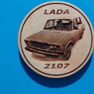 Lada 2107 mintás hűtőmágnes. Ladás gravírozás., Otthon & Életmód, Konyhafelszerelés, tálalás, Konyhai dekoráció, Hűtőmágnes, Gravírozás, pirográfia, MESKA