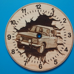 Wartburg 353 (remélem) humorosan előbújik az órarésből. - otthon & életmód - dekoráció - fali és függő dekoráció - falióra & óra - Meska.hu