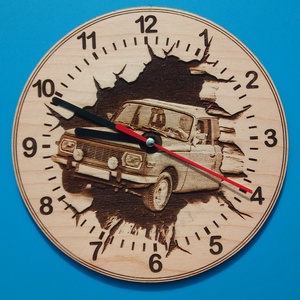 Wartburg 353 (remélem) humorosan előbújik az órarésből., Otthon & Életmód, Dekoráció, Fali és függő dekoráció, Falióra & óra, Gravírozás, pirográfia, MESKA