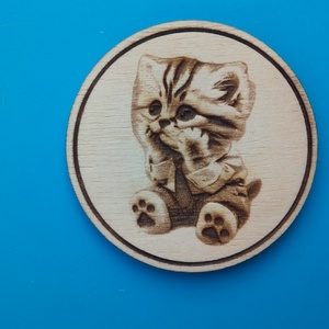 Cicás hűtőmágnesek, 1/3. Rajzolt cica sorozat. Macskás gravírozású hűtőmágnesek. - otthon & életmód - konyhafelszerelés, tálalás - konyhai dekoráció - hűtőmágnes - Meska.hu