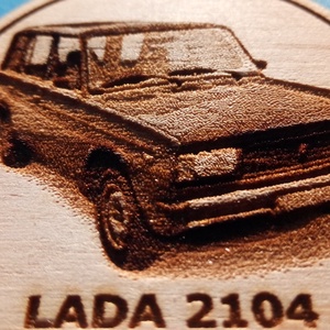 Lada 2104 mintás hűtőmágnes. Ladás gravírozás. (piros) - otthon & életmód - konyhafelszerelés, tálalás - konyhai dekoráció - hűtőmágnes - Meska.hu