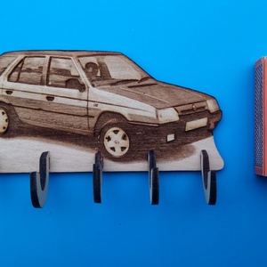 Skoda Forman mintás fali, gravírozott, akasztós, kulcstartó. Karácsonyi ajándék veterános úrnak., Otthon & Életmód, Dekoráció, Fali és függő dekoráció, Fali kulcstartó, Gravírozás, pirográfia, MESKA