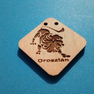 OROSZLÁN horoszkóp mintás függő. Visszapillantóra, nyakba, szekrényajtóra, hátizsákra.  - otthon & életmód - dekoráció - fali és függő dekoráció - függődísz - Meska.hu