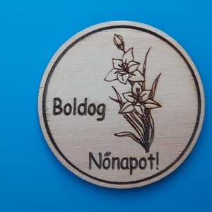 Boldog nőnapot mintás hűtőmágnes, Otthon & Életmód, Konyhafelszerelés, tálalás, Konyhai dekoráció, Hűtőmágnes, Gravírozás, pirográfia, MESKA