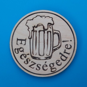 Egészségedre! mintás hűtőmágnes. Korsó sör., Otthon & Életmód, Konyhafelszerelés, tálalás, Konyhai dekoráció, Hűtőmágnes, Gravírozás, pirográfia, MESKA