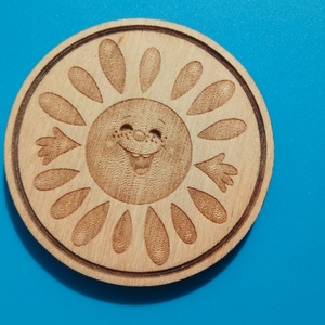Vidám nap mintás hűtőmágnes. , Otthon & Életmód, Konyhafelszerelés, tálalás, Konyhai dekoráció, Hűtőmágnes, Gravírozás, pirográfia, MESKA