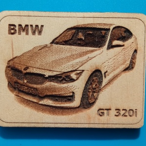 BMW GT320i mintás hűtőmágnes. , Otthon & Életmód, Konyhafelszerelés, tálalás, Konyhai dekoráció, Hűtőmágnes, Gravírozás, pirográfia, MESKA