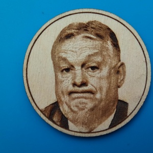 Orbán Viktor Hűtőmágnes., Otthon & Életmód, Konyhafelszerelés, tálalás, Konyhai dekoráció, Hűtőmágnes, Gravírozás, pirográfia, MESKA