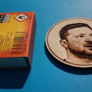 Zelenszkij Hűtőmágnes. Egyedi, saját fénykép alapján elkészített mágnesek rendelhetők. - otthon & életmód - konyhafelszerelés, tálalás - konyhai dekoráció - hűtőmágnes - Meska.hu