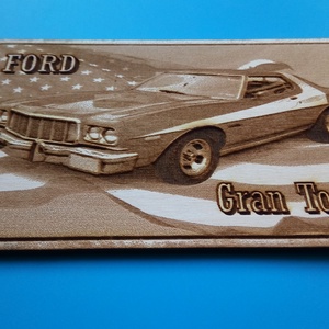 FORD Gran Torino (zászló háttérrel), amerikai autós találkozó résztvevőknek. Veterán őrülteknek. Fém tábla hangulattal., Otthon & Életmód, Dekoráció, Kép & Falikép, Fából készült kép, Gravírozás, pirográfia, MESKA