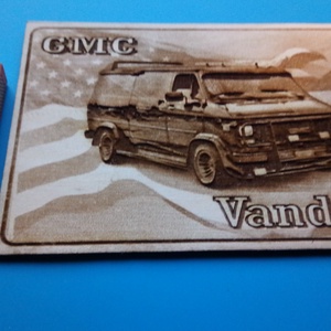 GMC VANDURA (zászló háttérrel), amerikai autós találkozó résztvevőknek. Veterán őrülteknek. Fém tábla hangulattal., Otthon & Életmód, Dekoráció, Kép & Falikép, Fából készült kép, Gravírozás, pirográfia, MESKA