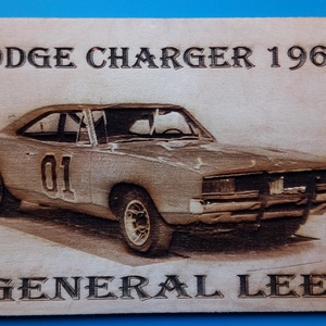 Lee Tábornok Dodge Chrager, amerikai autós találkozó résztvevőknek. Veterán őrülteknek. Fém tábla hangulattal., Otthon & Életmód, Dekoráció, Kép & Falikép, Fából készült kép, Gravírozás, pirográfia, MESKA