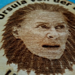 Hűtőmágnes Ursula Von Der Lion (Igen, oroszlán.) mintával. Egyedileg készített mágneseket rendelhettek. - otthon & életmód - konyhafelszerelés, tálalás - konyhai dekoráció - hűtőmágnes - Meska.hu