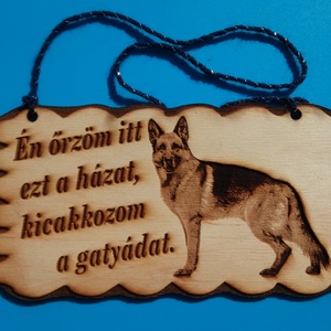 Kutyatábla. Német juhász és szöveg gravírozással. Vigyázz a kutya harap helyett. (kicakkozom), Esküvő, Dekoráció, Tábla & Jelzés, Gravírozás, pirográfia, MESKA